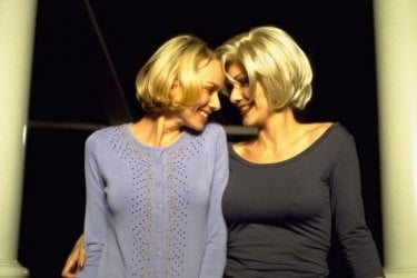 Naomi Watts e Laura Harring in una scena di Mulholland Drive, di Lynch