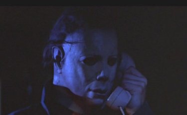Nick Castle, che interpreta il serial killer Michael Myers, in una scena di Halloween - la notte delle streghe