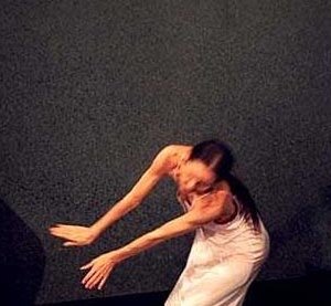 Pina Bausch sul set di Parla con lei, fotografata da Pedro Almodovar