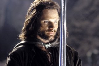 Viggo Mortensen, nei panni di Aragorn, brandisce Anduril, la spada che fu spezzata ed è stata riforgiata per l'erede di Isildur.