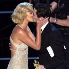 Adrien Brody Consegna A Chalize Theron L Oscar Per La Migliore Attrice Protagonista E Viene Adeguatamente Ringraziato 188