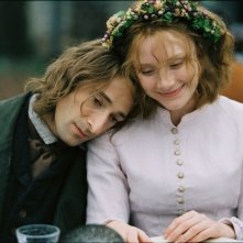 Adrien Brody e Bryce Howard in una scena del film The Village