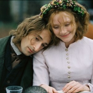 Adrien Brody e Bryce Howard in una scena del film The Village