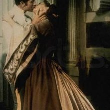 Alida Valli bacia appassionatamente Farley Granger in una scena di Senso