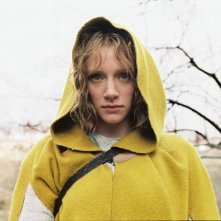 Bryce Howard in una scena del film The Village