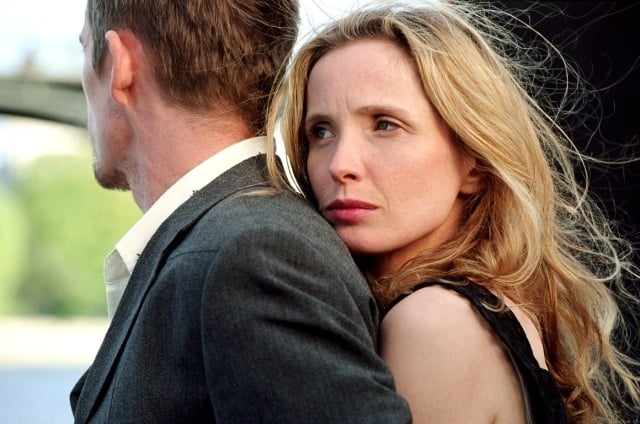 Ethn Hawke con Julie Delpy in una scena del film Prima del tramonto