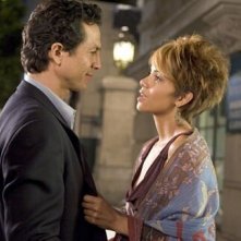 Halle Berry E Benjamin Bratt In Una Scena Del Film Catwoman 153