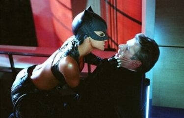 Halle Berry e Lambert Wilson in una scena del film Catwoman
