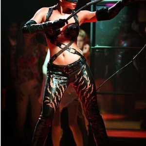 Una sexy Halle Berry in una sequenza del film Catwoman