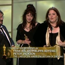 I tre sceneggiatori del film accettano l'Oscar per lo screenplay e Philippa Boyens ringrazia J.R.R Tolkien