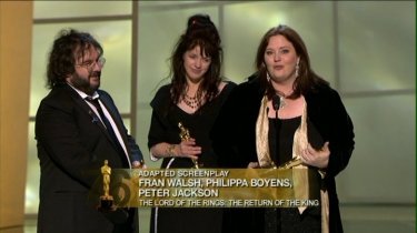 I tre sceneggiatori del film accettano l'Oscar per lo screenplay e Philippa Boyens ringrazia J.R.R Tolkien