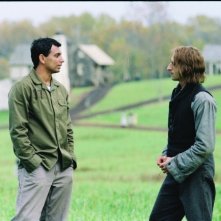 Il regista M. Night Shyamalan e l'attore Adrien Brody sul set di The Village