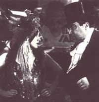 Marlene Dietrich con Kurt Gerron in una scena de L'angelo azzurro