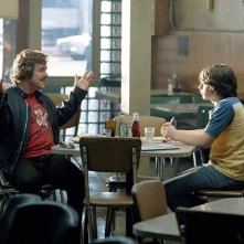 Philip Seymour Hoffman e Patrick Fugit in una scena del film Quasi famosi