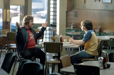 Philip Seymour Hoffman e Patrick Fugit in una scena del film Quasi famosi