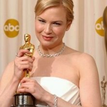 Renée Zelleweger con la statuetta tributata alla migliore attrice non protagonista
