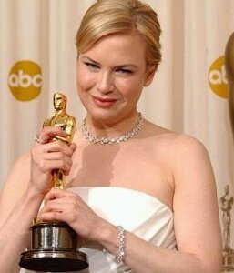 Renée Zelleweger con la statuetta tributata alla migliore attrice non protagonista