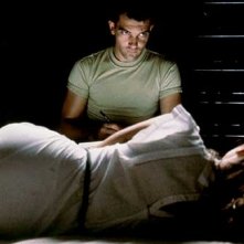 Antonio Banderas e Victoria Abril (di spalle) in una scena di Legami!