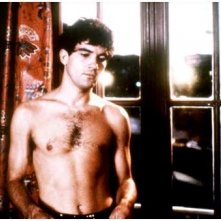 Un sexy Antonio Banderas in una scena de La legge del desiderio