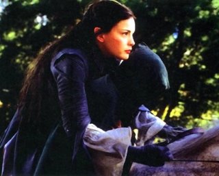 Arwen galoppa contro il tempo e i cavalieri neri per salvare la vita di Frodo