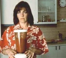 Carmen Maura alle prese con un letale gazpacho in una scena di donne sull'orlo di una crisi di nervi