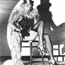 Helmut Berger in una scena de La caduta degli dei, imita Marlene Dietrich ne L'angelo azzurro