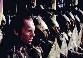Hugo Weaving è Re Elrond nel prologo de La compagnia dell'anello