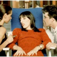 Maria Barranco, Rossy De Palma ed Antonio Banderas in una scena di Donne sull'orlo di una crisi di nervi