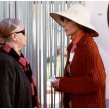 Marisa Paredes e Chus Lampreave in una scena de Il fiore del mio segreto
