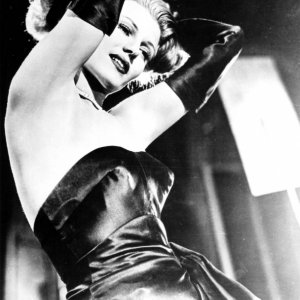 Rita Hayworth in una foto promozionale per il film Gilda, che la lanciò definitivamente nell'olimpo delle star