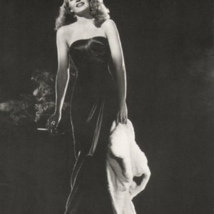 Rita Hayworth in una celebre foto promozionale per Gilda
