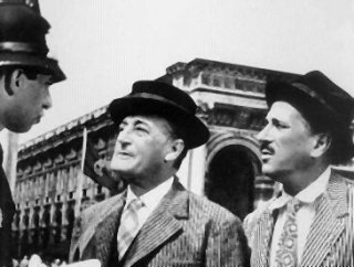Totò e Peppino De Filippo in una divertentissima scena di Totò, Peppino e... la malafemmina