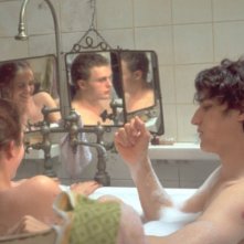 Eva Green, Louis Garrel e - riflesso nello specchio - Michael Pitt in una scena di The Dreamers