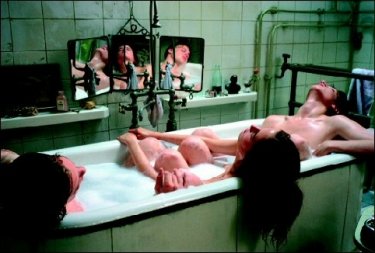 Eva Green, Michael Pitt e Louis Garrel in una scena di The Dreamers