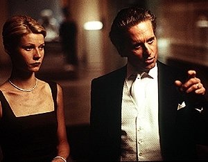 Gwyneth Paltrow e Michael Douglas sul set di Delitto perfetto