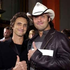 Il produttore Lawrence Bender con Robert Rodriguez alla prima di Kill Bill Vol. 1 a Los Angeles