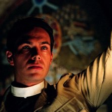 James D'Arcy in una scena di Exorcist The Beginning