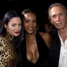 Julie Dreyfus, Vivica A. Fox e David Carradine alla prima di Kill Bill Vol. 1 a Los Angeles