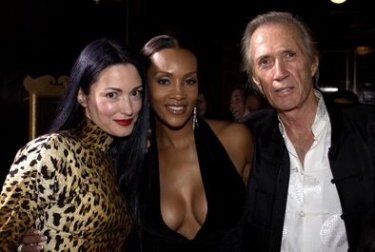 Julie Dreyfus, Vivica A. Fox e David Carradine alla prima di Kill Bill Vol. 1 a Los Angeles