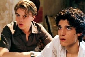 Louis Garrel e Michael Pitt in una scena di The Dreamers