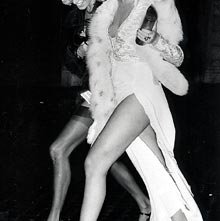 Marina Ripa di Meana a Via Veneto con un'amica, nel 1968