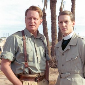 Stellan Skarsgård  e Gabriel Mann in una scena di Exorcist The Beginning