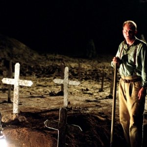 Stellan Skarsgård  in una scena dell'horror Exorcist The Beginning