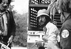 Tobe Hooper e Gunnar Hansen sul set di Non aprite quella porta