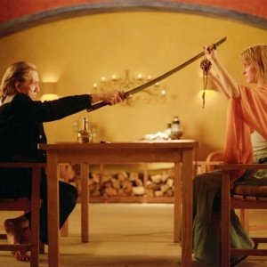 David Carradine e Uma Thurman in una scena del film Kill Bill: Volume 2