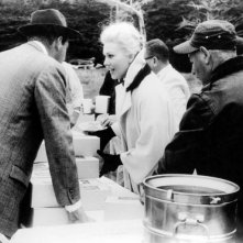 Kim Novak durante la pausa pranzo sul set del film La donna che visse due volte