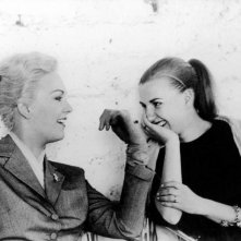 Kim Novak scherza sul set de La donna che visse due volte