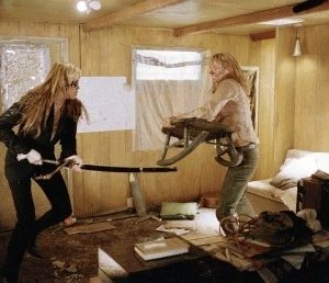 Uma THurman e Daryl Hannah in una scena del film Kill Bill: Volume 2