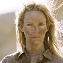 Uma Thurman completamente coperta di terra in una scena del film Kill Bill: Volume 2