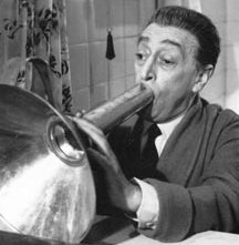 Totò in uan scena de 'gli onorevoli'